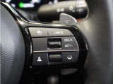 ◆アダプティブクルーズコントロール◆予め設定した車速内でクルマが自動的に加減速。前走車との適切な車間距離を維持しながら追従走行します。【LKAS】車線維持支援システムでステアリング操作を支援。