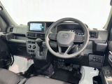 運転席まわりです。 各操作スイッチは使いやすい位置に配置されてます。