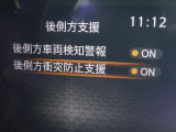 【後側方衝突防止支援】隣接レーンの後側方を走行する車両を検知すると表示で知らせ、車線変更を開始した時には車両をもとの車線内に戻すような力を発生し他車両との接触を回避するようアシストします。
