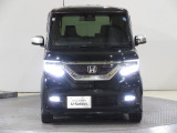 ハロゲンより明るく、より遠くまでさらなる安心感のあるLEDヘッドライトを採用。照射軸の上下方向を自動調整するオートレベリング機構、点灯忘れも防止できるオートライトコントロール機構付きです。