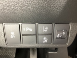 ハンドルの右側にはヘットライトリベライザーとHondaセンシング用のメインスイッチがついています。ヘッドライトリベライザーは道路状況や積荷の加重に応じてライトの高さを調節できます。