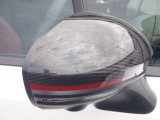 ドライカーボン素材を使用したドアミラーカバー。NISMOがレースで培った空力テクノロジーをフィードバックし、空気抵抗を抑えるデザインとなっています。