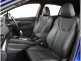 長時間の運転も疲れにくいフロントシート!体をしっかり支えてくれて運転がしやすい形状です!!後部座席もゆったり座れて足元のスペースも広々!ドライブの際は全員が窮屈な思いをせずにお楽しみいただけます!