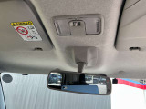 ルームランプは左右独立で点灯・消灯が可能です。