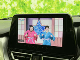 テレビ番組を画面で視聴できるため、停車中の待ち時間も車内で過ごしやすくなります。画面表示は見やすく、移動の合間の休憩時にも活用できる装備です。視聴は停車中にお楽しみください。