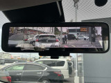 【スマートルームミラー】後方の映像を高精細モニターに映し出し、荷物や乗員で視界が遮られても安全に確認可能。夜間や雨天でもクリアな視界を確保する先進装備です。