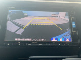 【リアカメラ】リバースに入れるだけで後方の映像が映ります。安全確認や、狭い駐車場での車庫入れ、雨の日や夜間など視界の悪い時に便利です。安全にバックする為には欠かせない装備です。