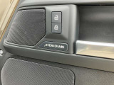 【MERIDIANサウンドシステム】精密なデジタル技術を用いて、車内で臨場感あふれるオーディオ体験を提供します。澄み渡った高音から迫力ある重低音まで鮮やかに再生します。