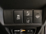 Hondaセンシング用の、VSA(ABS+TCS+横滑り抑制)解除と路外逸脱抑制機能のオンオフスイッチなどはハンドルの右側に装備しています。