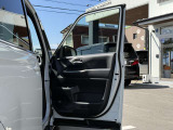 運転席側のドア内張です!目立つ傷等も無く綺麗に保たれております!ご納車時には当社スタッフによる徹底的なクリーニング後ご納車させていただきます!