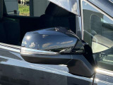 対向車や歩行者が認識しやすいサイドターンランプ付カラードドアミラー