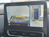パノラミックビューモニター付きです。車両を上から見たような映像をディスプレイオーディオ画面に表示。運転席からの目視だけでは見にくい、車両周辺の状況をリアルタイムでしっかり確認できます。