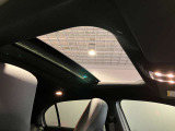 パノラミックスライディングルーフで明るい車内をお楽しみいただけます。100%UVカットですので日差しの強い日も安心です。