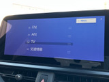 FM・AMラジオやテレビなど、利用できる音声・映像の項目を画面で選べます。選択肢を見ながら切り替えられるため、その日の気分や目的に合わせて車内の音源を選びやすい装備です。