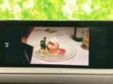 停車中にテレビ番組などの映像を視聴でき、休憩時間や待ち合わせの合間を過ごす際にも便利です。画面に映像が表示されるため、車内でひと息つきたい時に活用できます。