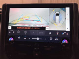 車を上から見たような視点のパノラミックビューモニター。後方の死角だけでなく左右や前方の障害物の発見もしやすくなります!