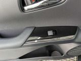 パワーウィンドウのスイッチですよ。運転席に居ながら窓を開け閉めのコントロールできます。
