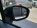 後側方から接近する車両を感知しオレンジ色に点灯して知らせてくれます。