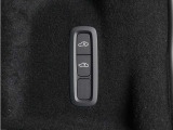 オートレベライザーは走行中に車両のサスペンションと衝撃吸収特性を自動的に制御して、快適性と機能性を最適な状態に保ちます。荷積みや乗り降りをしやすくするために、手動で車高を調節することもできます。