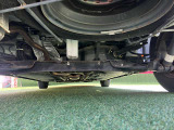 納車前にお車を持ち上げて入念に点検いたします。