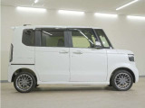 リアには左右スライドドアを採用。狭い駐車場でも開閉しやすく、強風の日でもドアが煽られにくくなっております。小さなお子さまやご年配の方も安心して乗り降りできます。