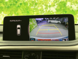 後方の映像に加えて目安のガイド線も表示され、駐車時に後ろの状況を確認するのに役立ちます。周囲を目視で確かめながら映像も活用でき、車庫入れや狭い場所での駐車をサポートします。