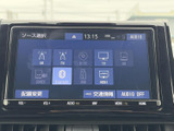 ラジオやテレビ、Bluetooth、USBなど、複数の音源を画面から選べる構成です。利用したい項目を一覧から確認でき、日常の移動中も好みに合わせて使い分けられます。