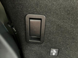 リヤシート背面のレバーで、荷室側からもスライド操作ができます。