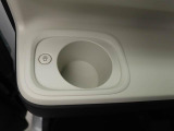 カップホルダーは運転席や助手席からちょうど手の届く位置です!!