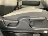 【シートレバー】ただ座るだけじゃない、運転のしやすさを決める大事なスイッチ。視界を広げたり、腰への負担を減らしたり。体型に合わせてジャストフィットさせるこの瞬間、さあ走るぞって気合が入ります。
