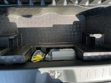 万が一のパンク時にパンク修理キット装備、スペアタイヤはありません。