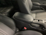 【アームレストコンソール】すぐに取り出せる便利なスペース。スマート収納ですっきり快適な車内に。