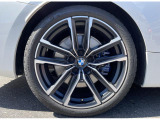 BMWならではの卓越した走りを支えるホイールと足回りです!日本車の走りに慣れている方にもぜひ体感して頂きたいほど、高いレベルでまとまっています!純正19インチアルミホイール。