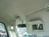 最近は運転席だけでなく助手席に装備されている車も増えてきたバニティミラー!