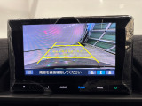 後退時に車両の後ろ側をモニター画面に表示します。車庫入れが苦手な人もこれで安心♪