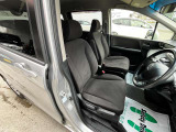 フロントシートです。運転席には座面の上下調節が可能なハイトアジャスターが装備されております。大きな痛み等が無く綺麗な状態です。