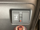 左側電動スライドドアは運転席からでも操作ができるように、ハンドル付近に開閉の操作スイッチが付いています。