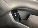 エレクトリックギアセレクターの下にスマートフォンなどが置けるトレーと、充電可能なUSB端子がついています。移動中に充電もできるので便利です。