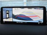 車体の大きいCX-8でも、狭い駐車場やT字路での取り回しが楽になる『360&deg;ビューモニター』を完備。上空から見下ろす全周囲カメラと障害物センサーの連携で、周囲の見通しを高めます。