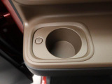 ホットドリンクをちょうど良い温度でキープしてくれる保温機能付きカップホルダー付きです。