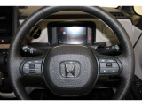 ハンドル左側にはオーディオ操作が出来るオーディオリモートコントロールスイッチ、右側にはHondaSENSINGとオートクルーズスイッチを装備!長距離運転や高速道路の運転では大活躍です!