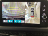 マルチビューカメラシステム搭載車です。お車の周囲を全方位でカバーします。後方・前方・両脇と、コンディションが悪い視界でもカラーモニターに映し出した映像がドライバーをサポートします。