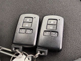 ドアの開閉時、両手が荷物で塞がっている時はキーレスでのカギの解除が大変ですよね。スマートキーはポケットやバッグに入れておけば、ノブに触れただけでロックの解除が可能です。とても便利な機能です。