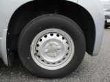 フロントタイヤ(145/80R12)12インチのタイヤは小さく珍しい!