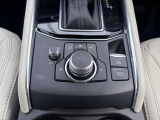 マツダコネクト  走行中もスマートに情報を操れる、マツダ独自の通信システムです。 Mazda&rsquo;s smart system for easy info access while driving.