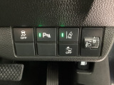 衝突の危険がある時に警告してくれる衝突軽減ブレーキ。車線を外れそうな時に警告し、ステアリング制御してくれる路外逸脱制御機能搭載!