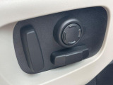 電動パワーシートですので運転中のシート調節も安全に行えます。微調整も可能ですのであなただけのドライビングポジションを実現します。