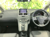 前席からはフロントガラス越しに周囲を見渡しやすく、視界が広がります。運転席と助手席にはゆとりを感じる空間があり、落ち着いた色調で清潔感のある室内です。