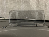 車速やナビのルート誘導などを表示してくれるアクティブ・ドライビング・ディスプレイ。視線や焦点調節が少なく済み、気持ちよく安全に運転を楽しめます。