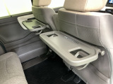 前席背面には格納式のテーブルも装備。食事やスマホ・タブレットでの動画視聴など様々な用途で活躍します。サイドにはちょっとした荷物がかけれる便利なコンビニフック付きです。